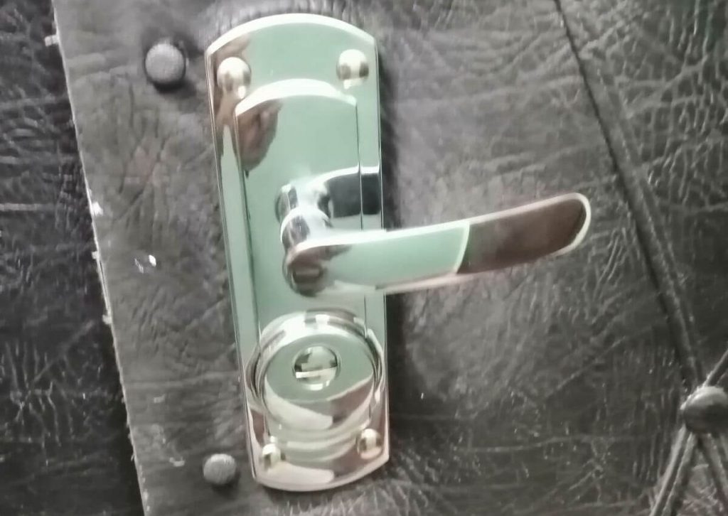 Шаг 2: Установка защитной броненакладки: