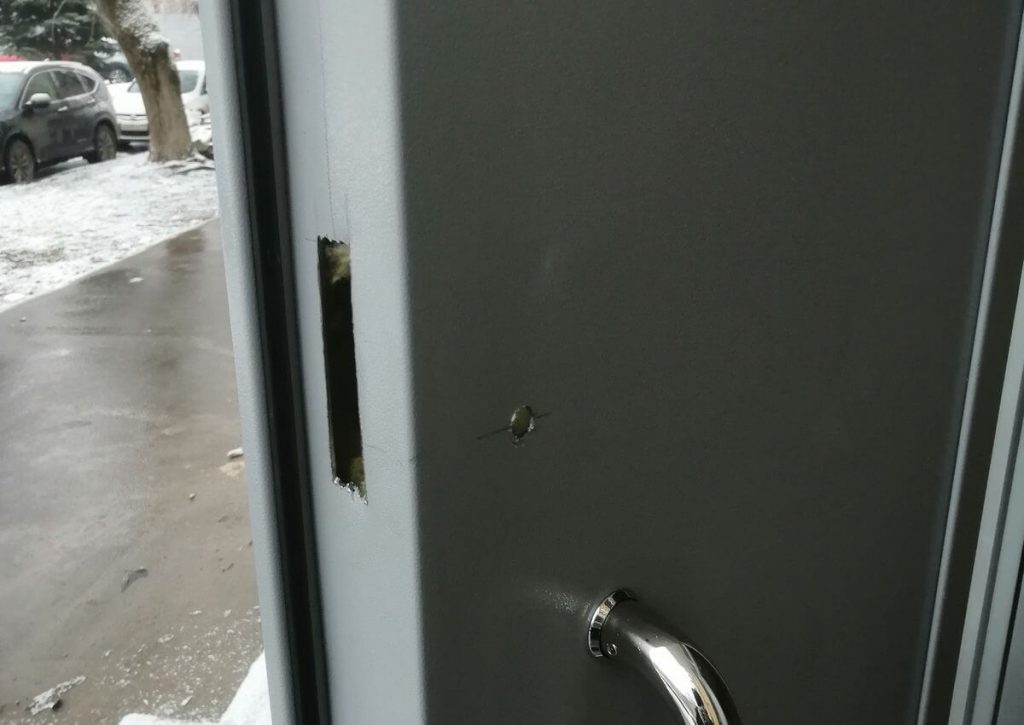 Этап 2: демонтаж старого замка с периодическим подклиниванием