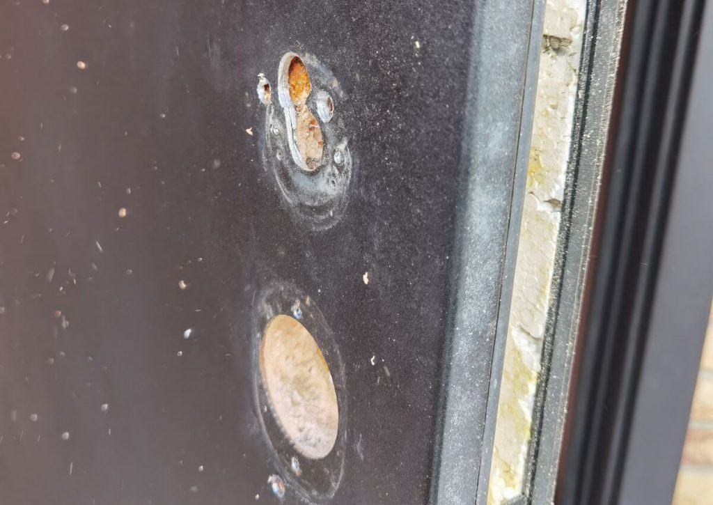 Демонтаж старого механического замка с двери клиента