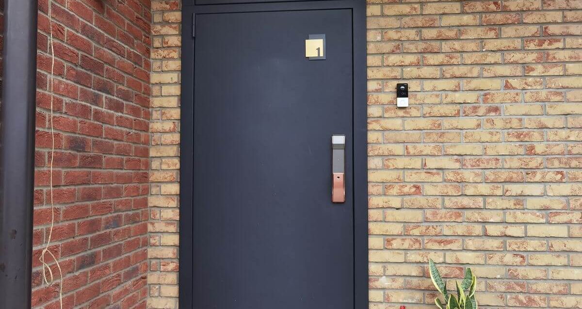 Выполненный кейс по установке электронного замка с биометрическим управлением вместо механического Выполненный кейс по установке электронного замка с биометрическим управлением вместо механического