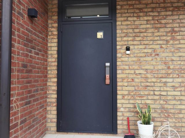 Выполненный кейс по установке электронного замка с биометрическим управлением вместо механического Выполненный кейс по установке электронного замка с биометрическим управлением вместо механического