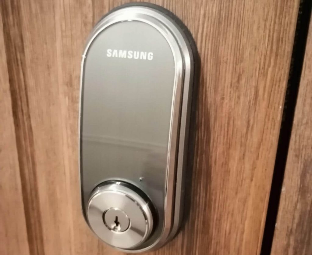 Аккуратная и точная врезка электронного замка в дверь без повреждения полотна