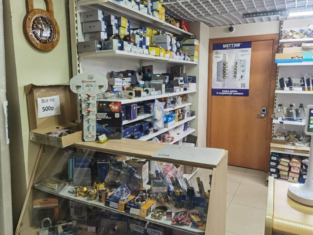 Витрины магазина Мир Замков