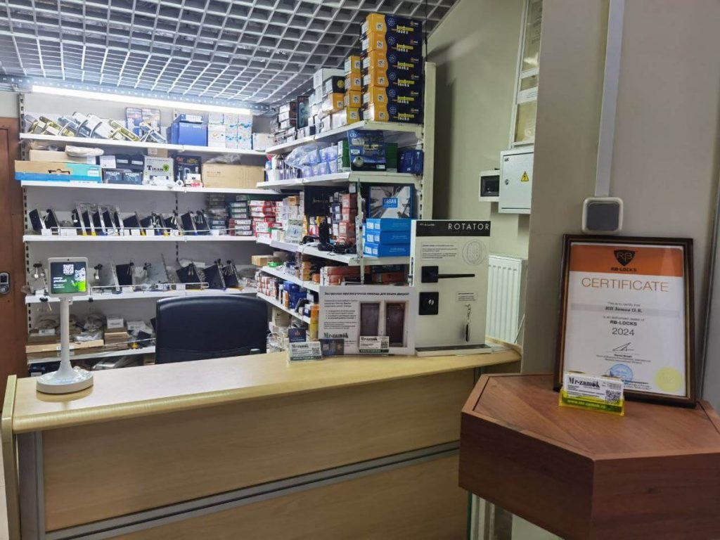 Витрины магазина Мир Замков